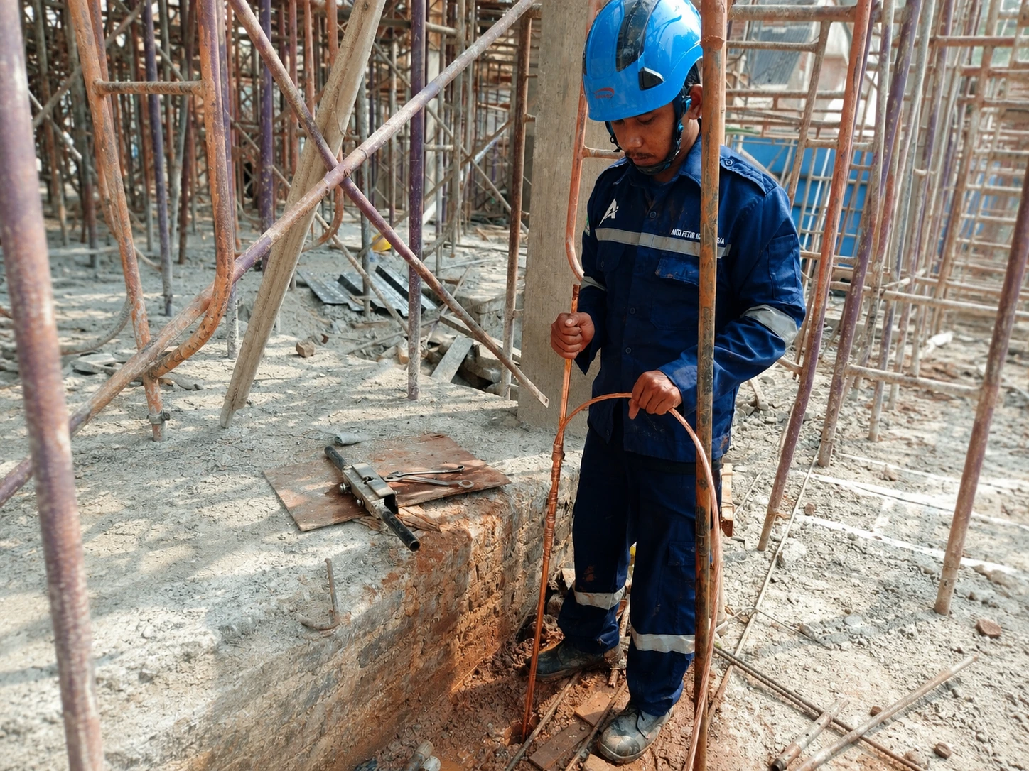 Pekerjaan pemasangan sistem grounding